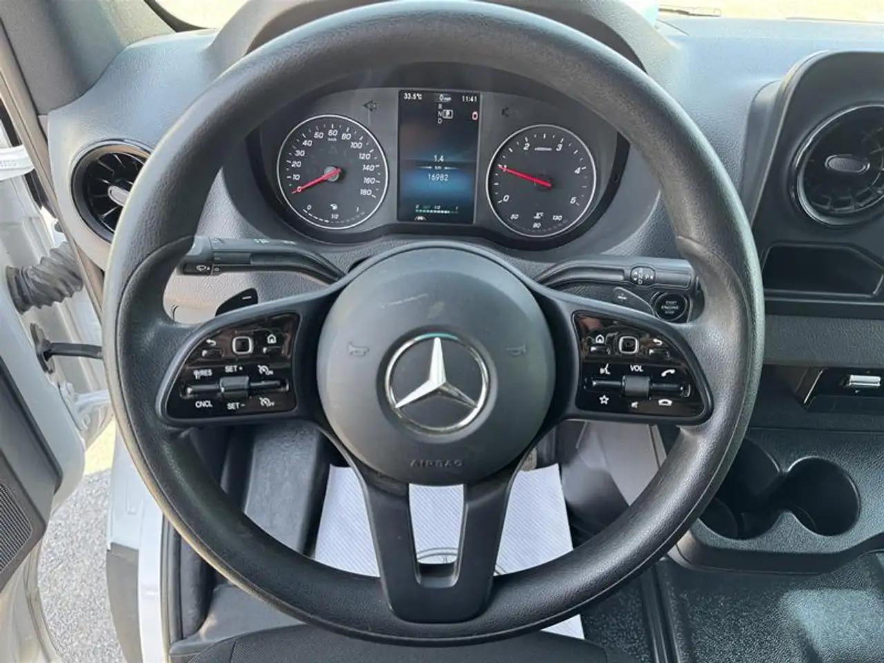 Mercedes-Benz Sprinter - Image 11
