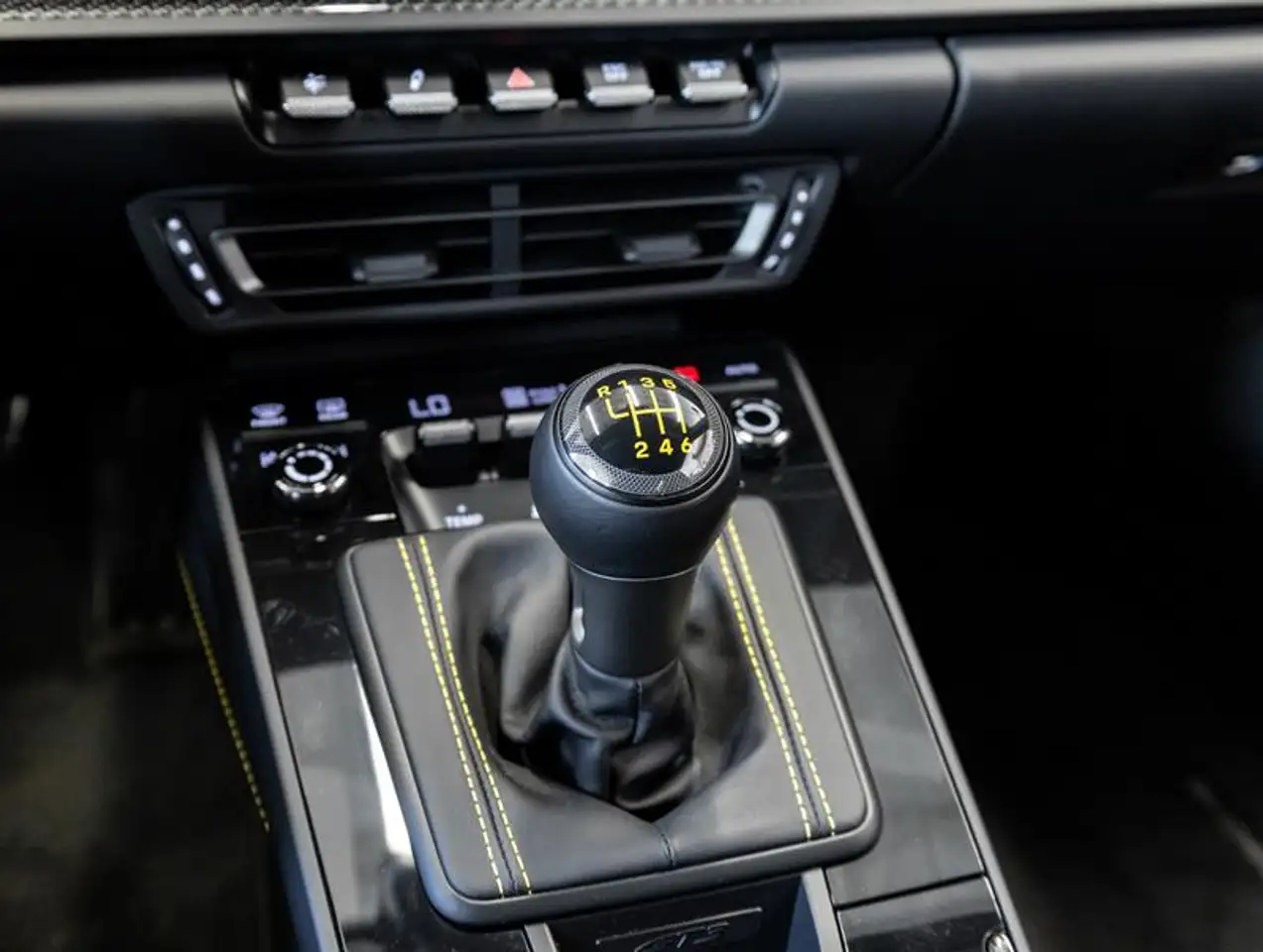 Porsche 911 - Image 23