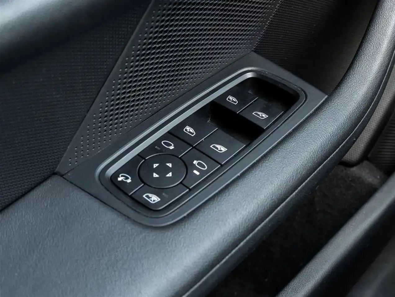 Porsche Taycan - Image 22