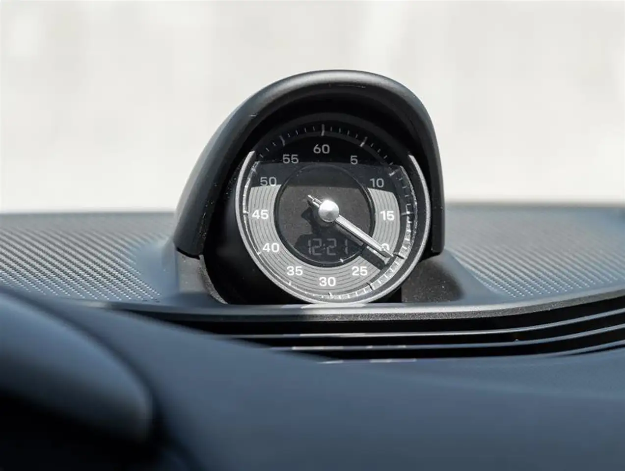 Porsche Taycan - Image 30