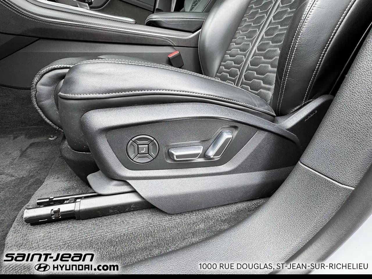 Audi RS Q8 - Image 12