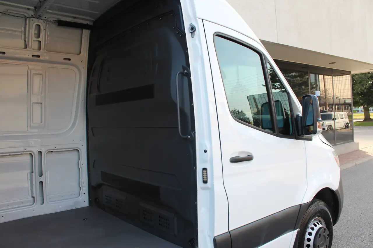 Mercedes-Benz Sprinter - Image 22