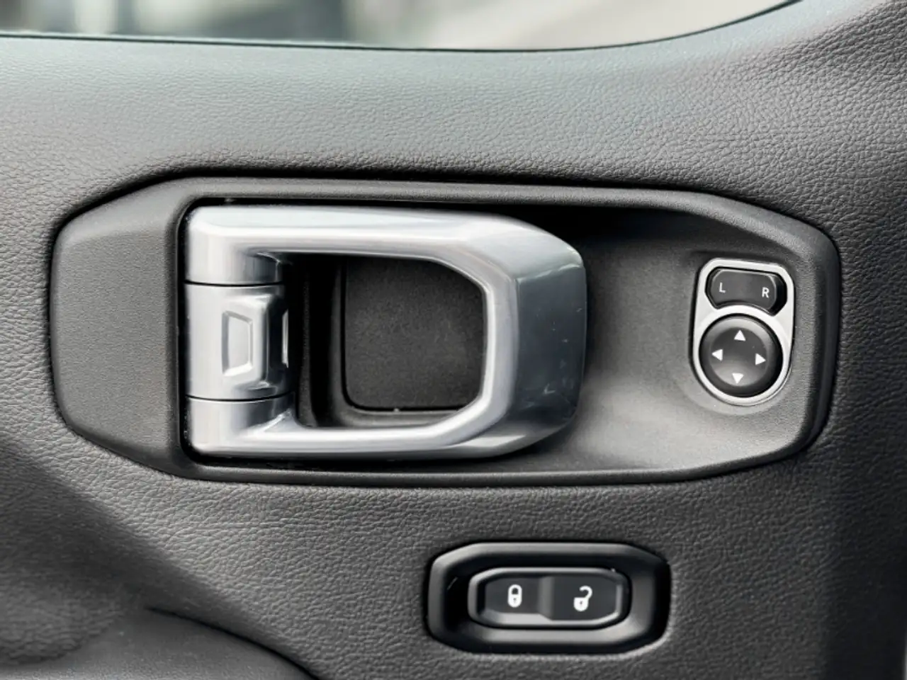 Jeep Wrangler - Image 15