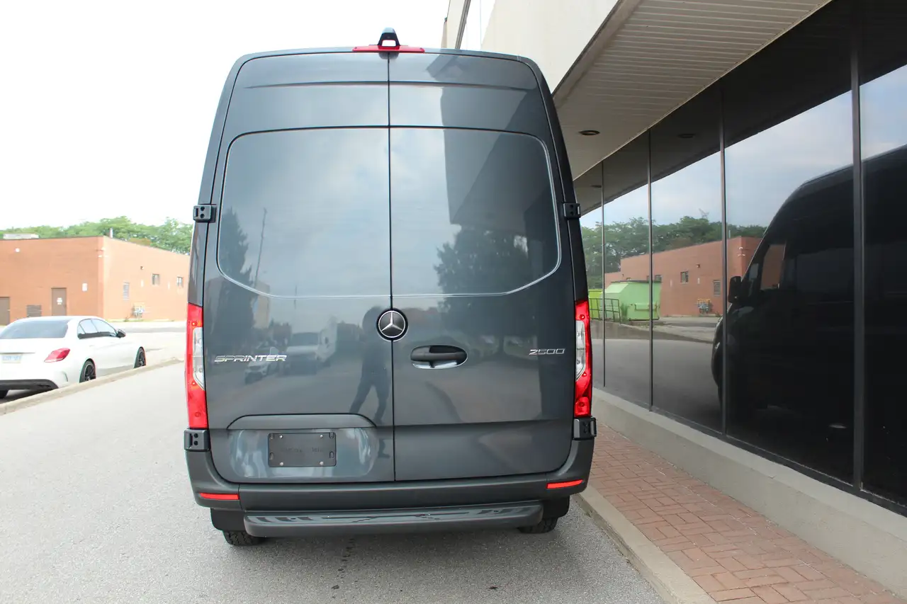 Mercedes-Benz Sprinter - Image 31