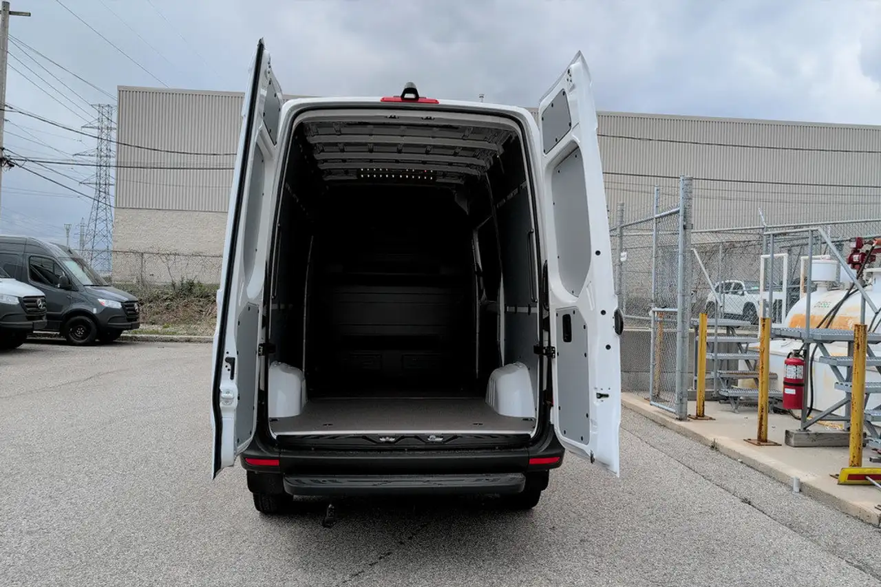 Mercedes-Benz Sprinter 2500 - Image 12
