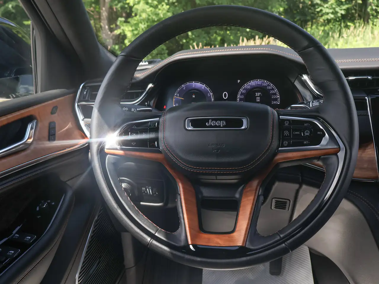 Jeep Grand Cherokee - Image 24