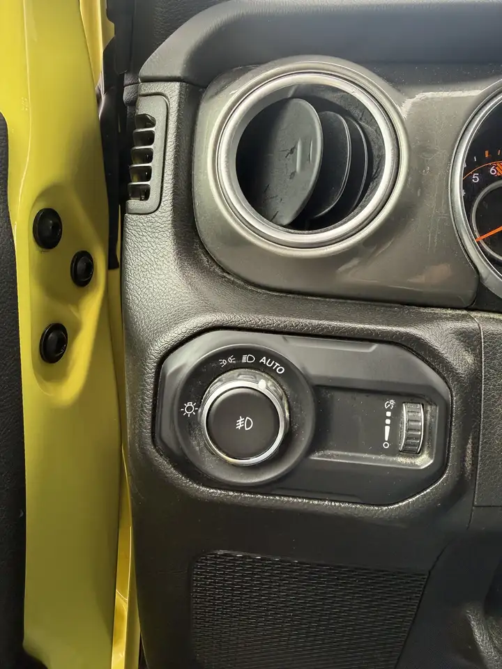 Jeep Wrangler - Image 11
