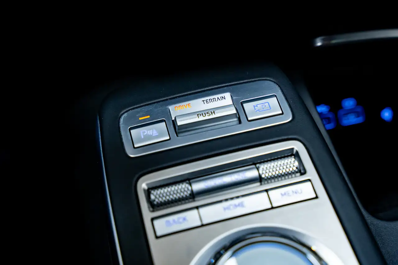 Genesis GV70 - Image 33