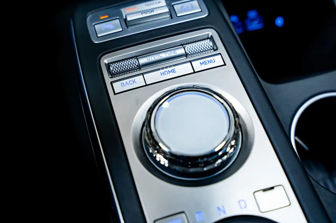 Genesis GV70 - Image 32