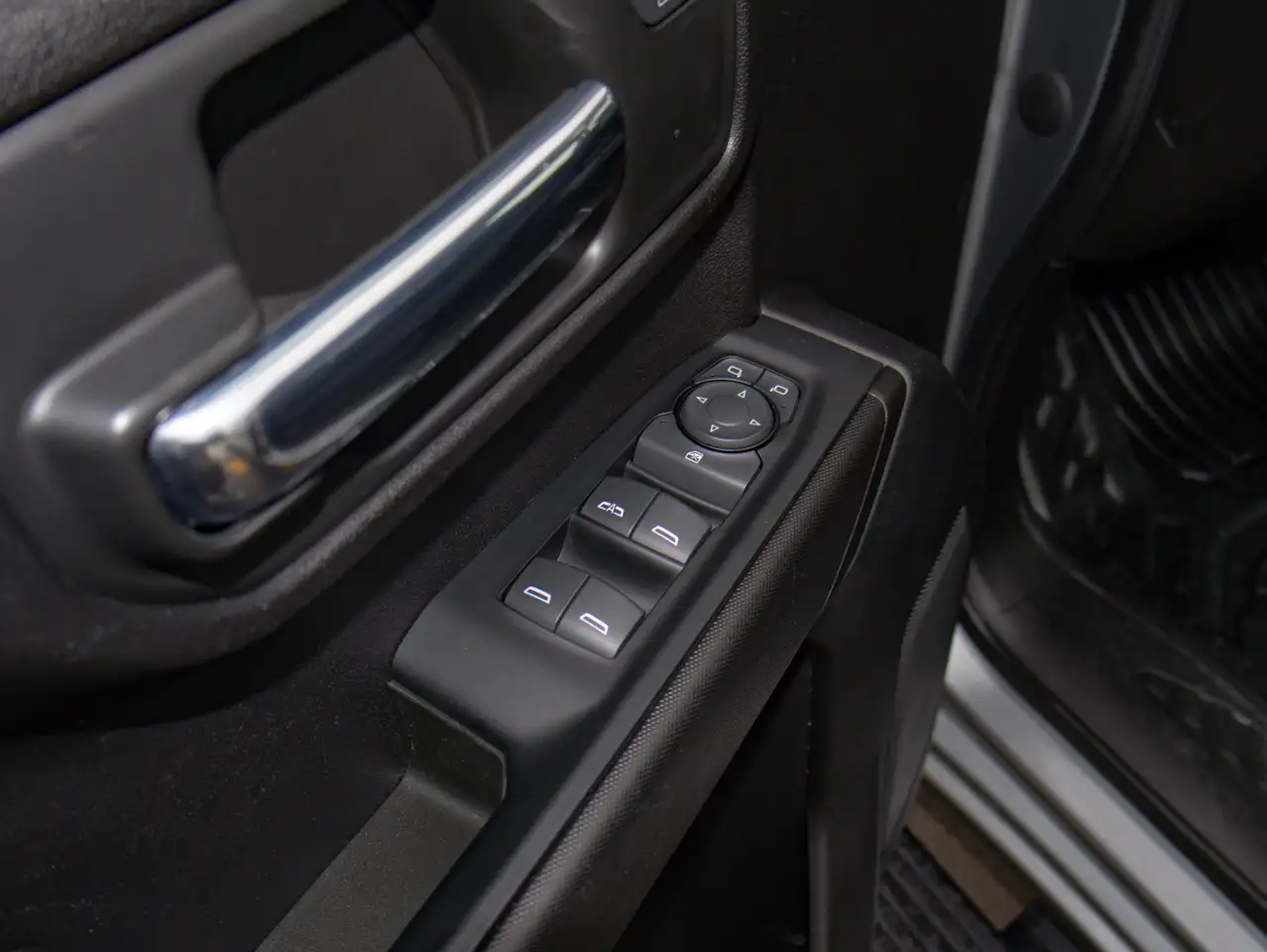 Chevrolet Silverado 1500 - Image 18