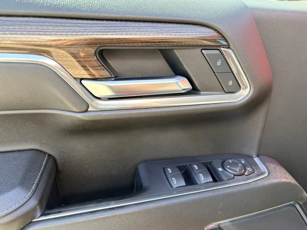 Chevrolet Silverado 1500 - Image 16