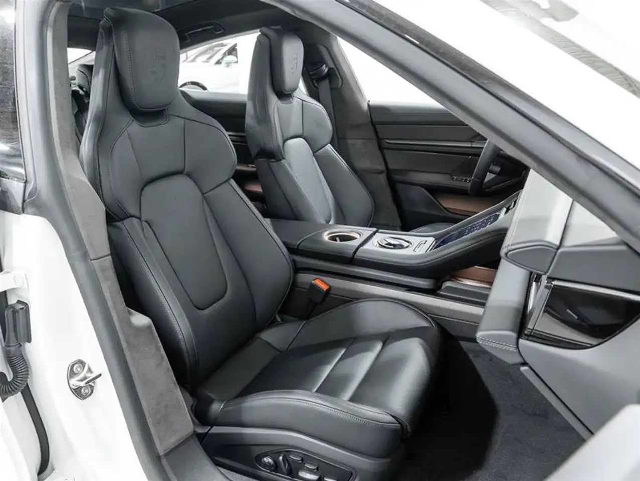 Porsche Taycan - Image 30