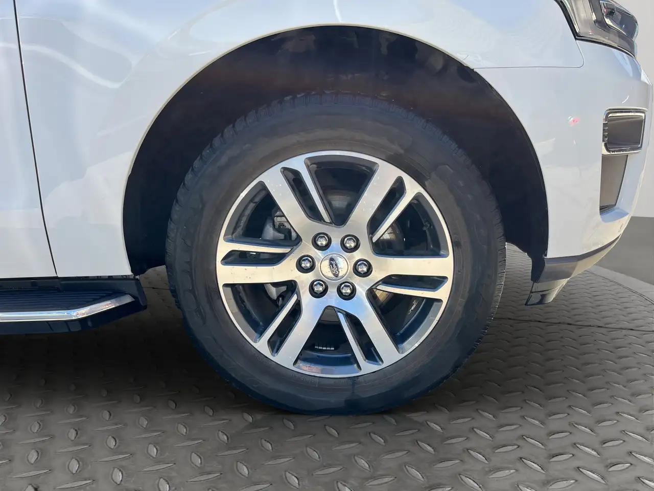 Ford Expedition - Image 2