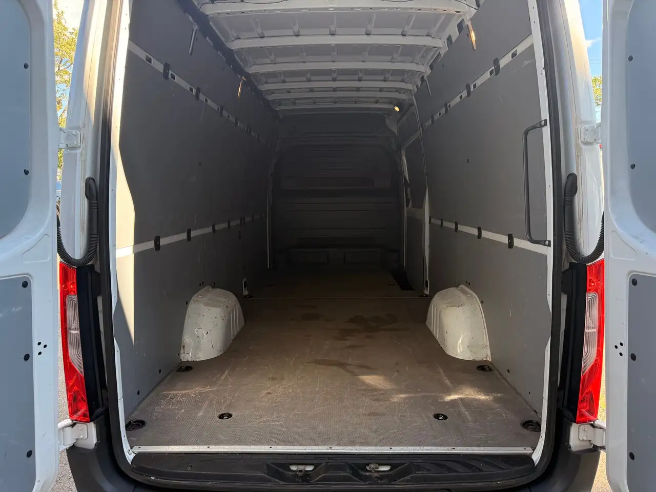 Mercedes-Benz Sprinter - Image 15