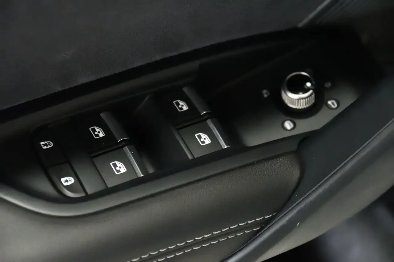 Audi SQ5 - Image 13