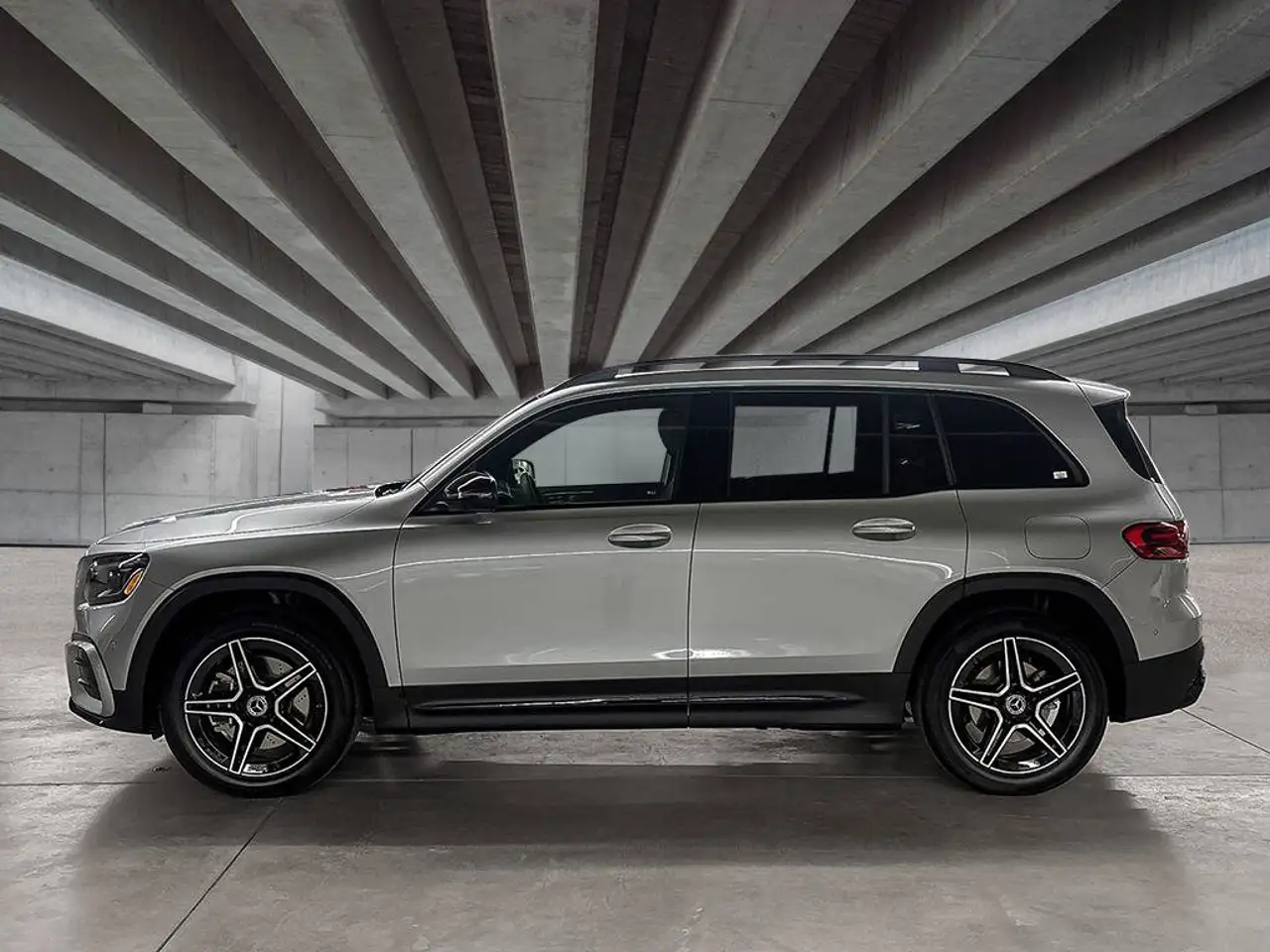 Mercedes-Benz GLB - Image 2