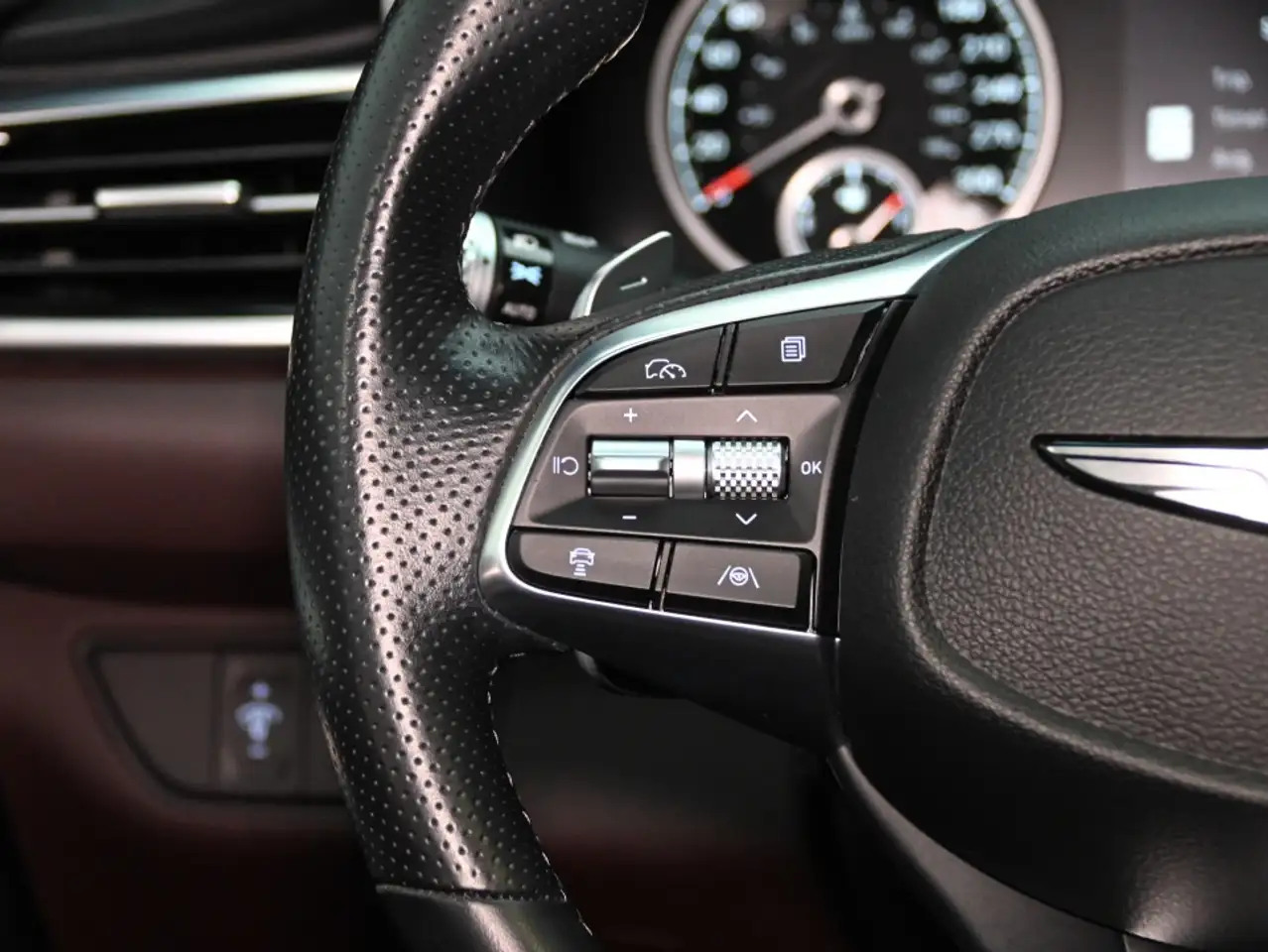 Genesis G70 - Image 28