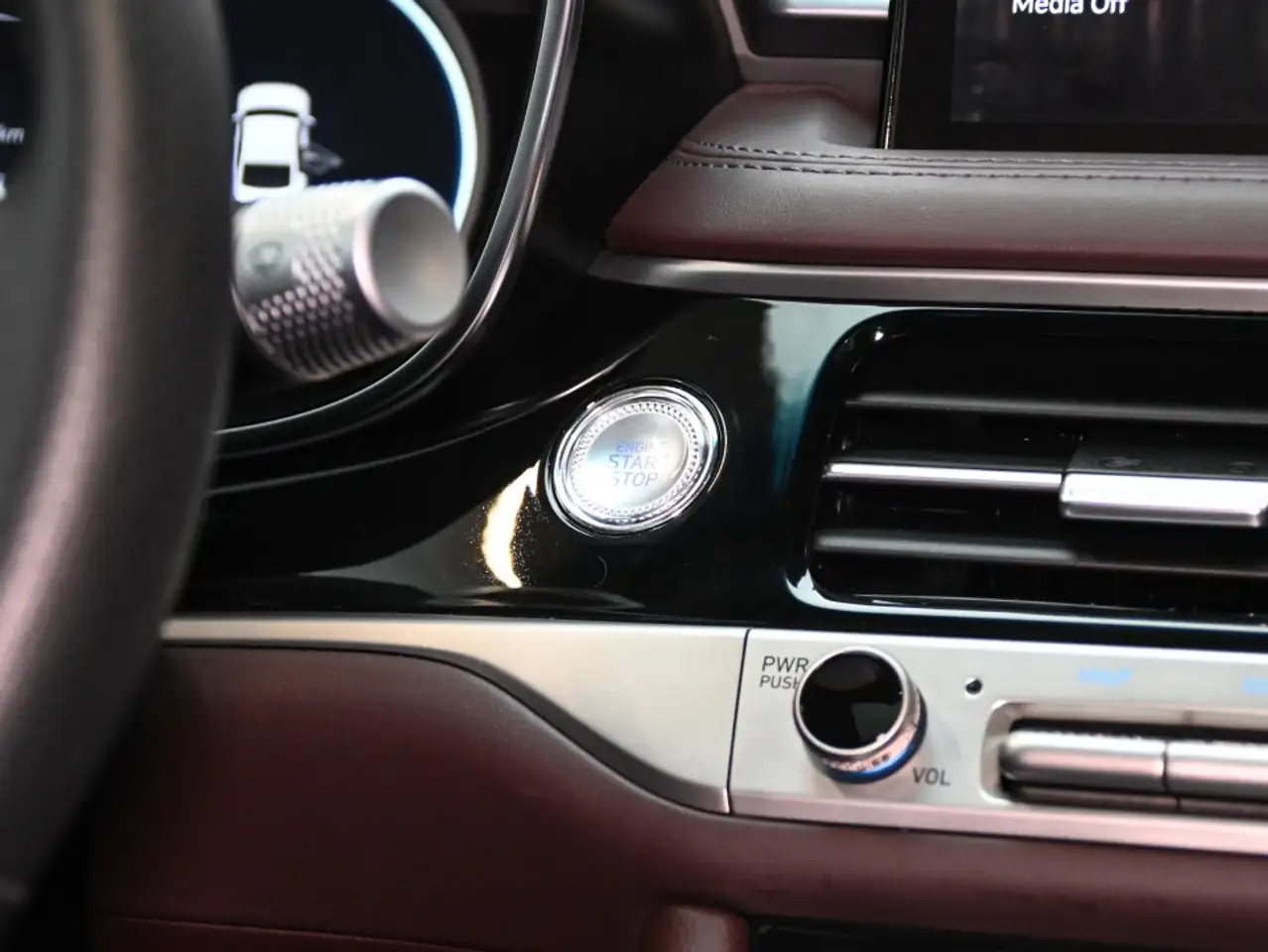 Genesis G70 - Image 25