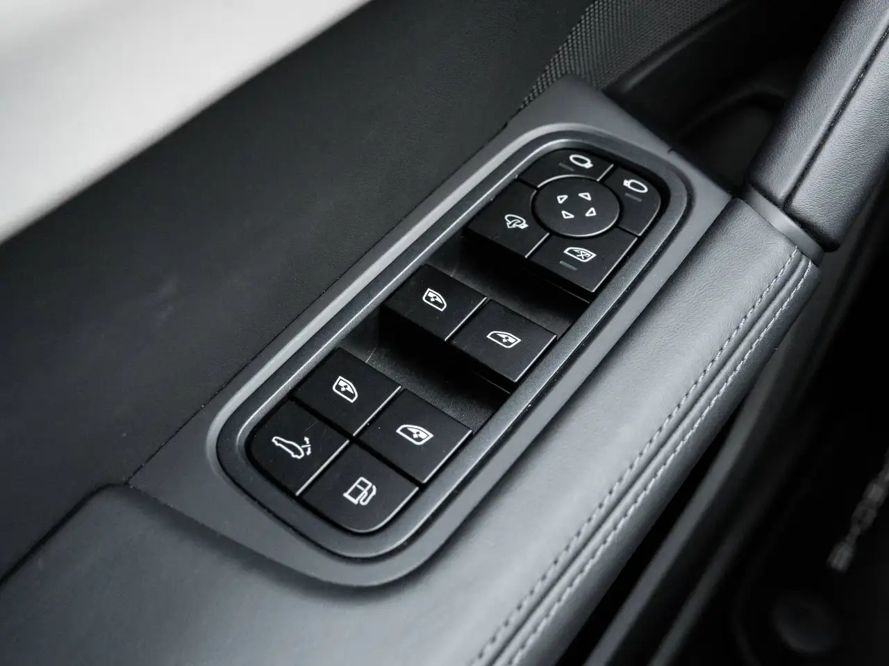 Porsche Cayenne - Image 23