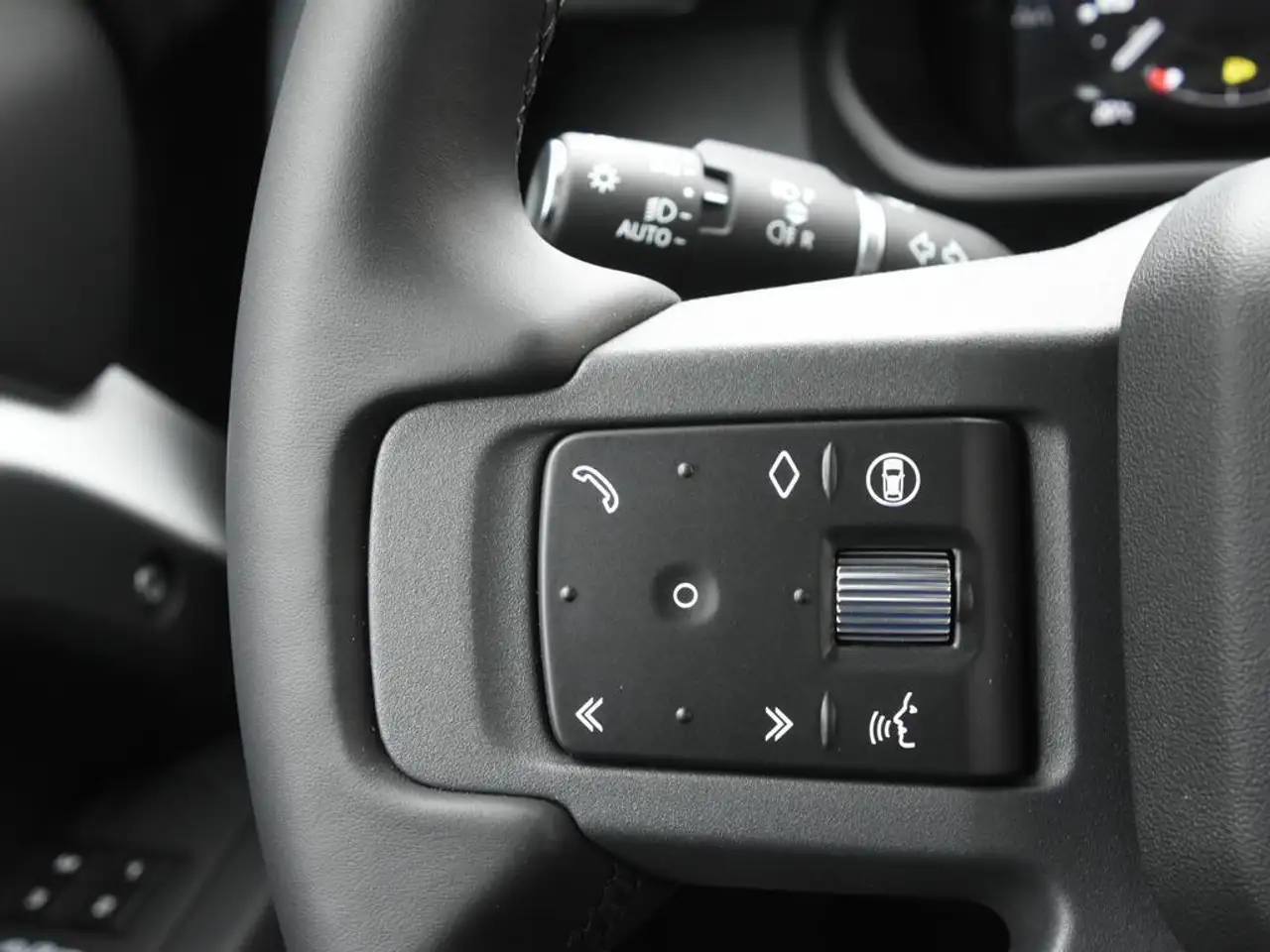 Land Rover Defender - Image 18