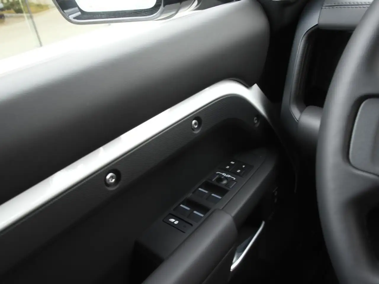 Land Rover Defender - Image 17