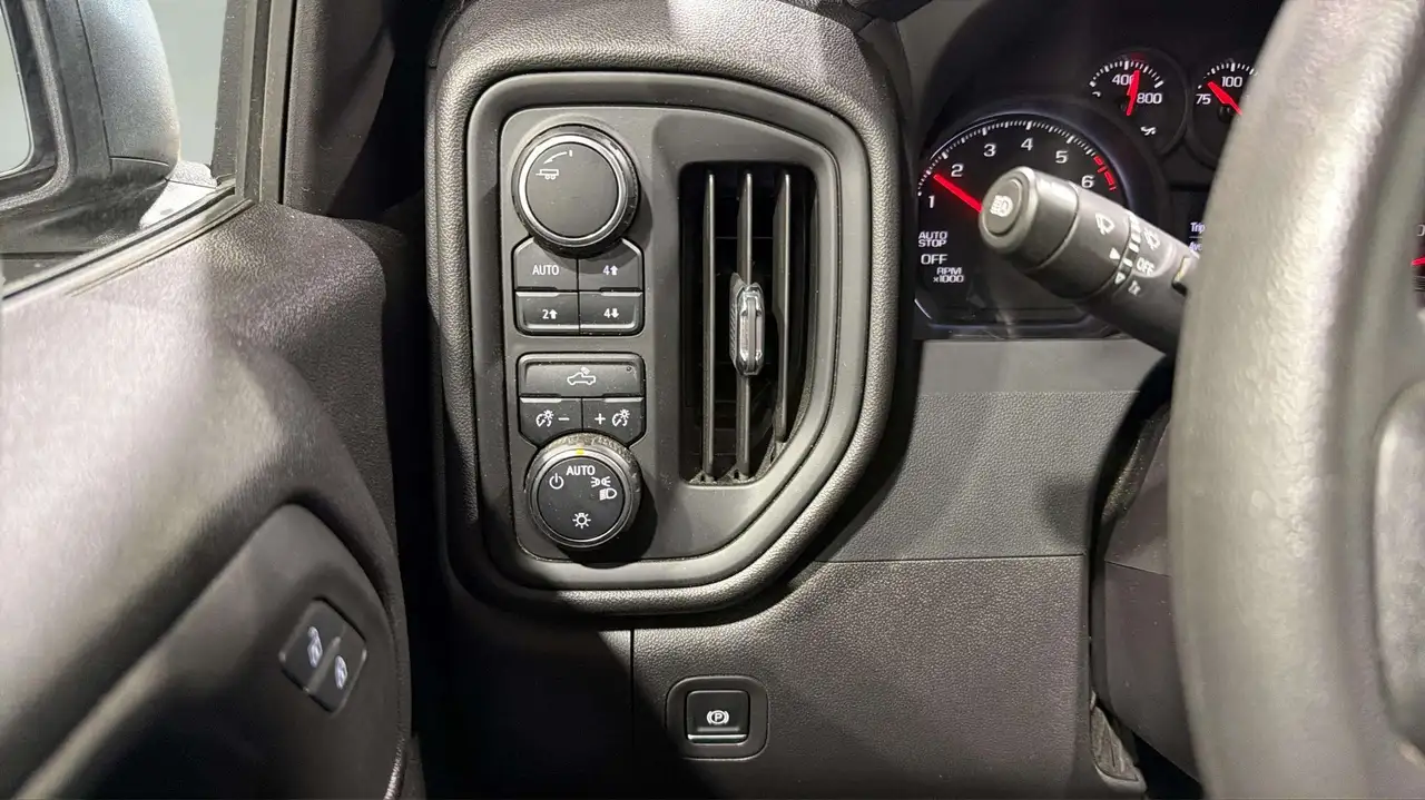 Chevrolet Silverado 1500 - Image 12