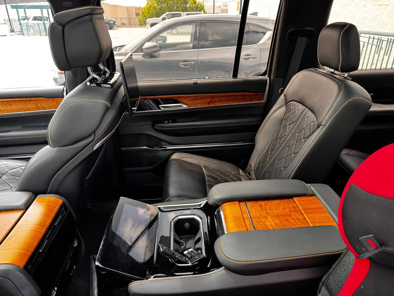 Jeep Grand Wagoneer - Image 7