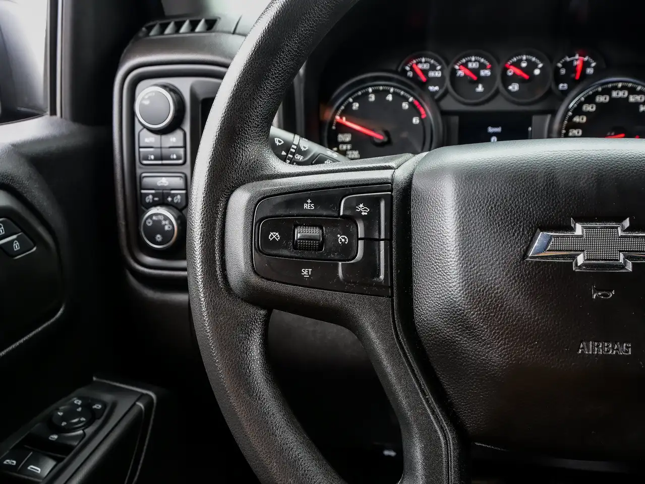 Chevrolet Silverado 1500 - Image 21