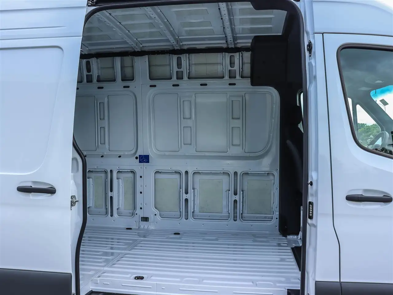 Mercedes-Benz Sprinter - Image 21