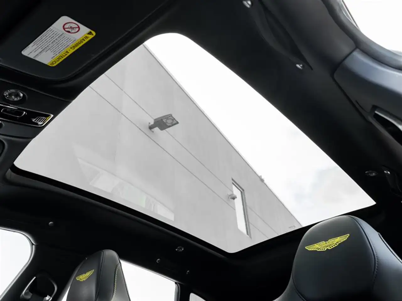 Aston Martin DBX - Image 28