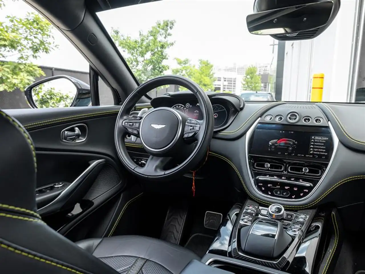 Aston Martin DBX - Image 36