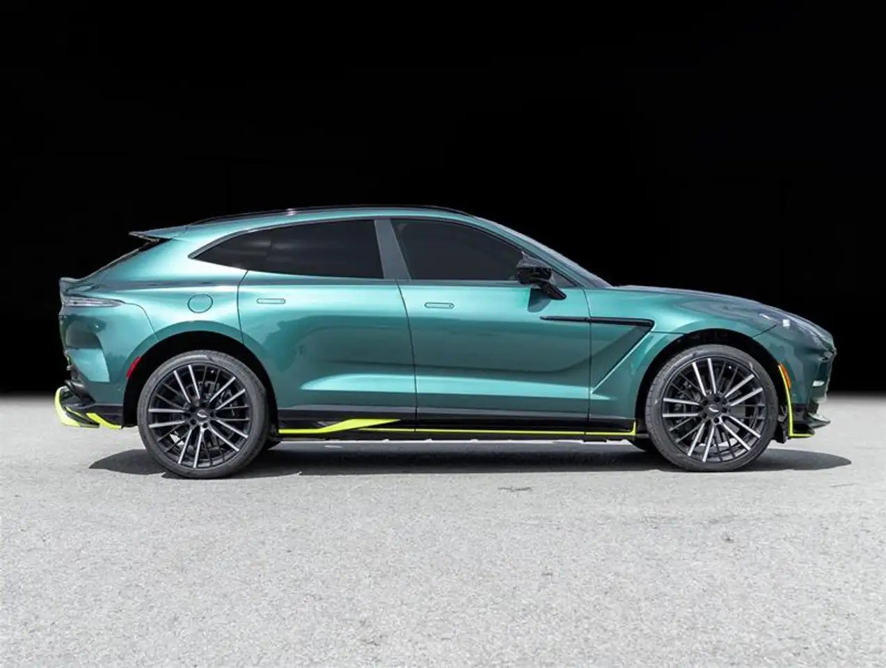 Aston Martin DBX - Image 4