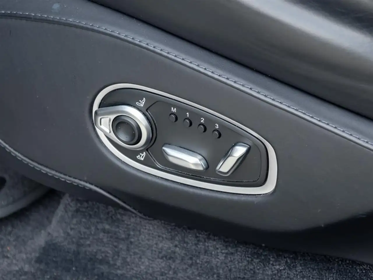 Aston Martin DBX - Image 11