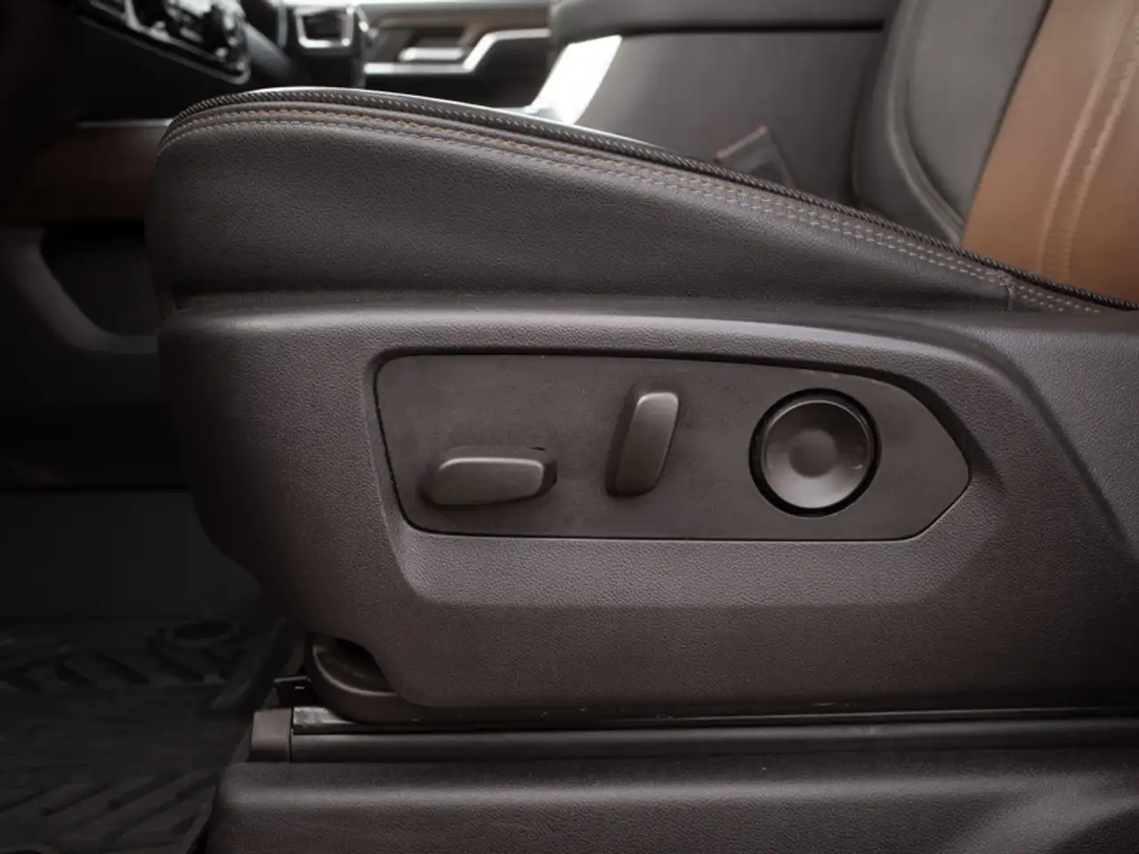 Chevrolet Silverado 1500 - Image 10