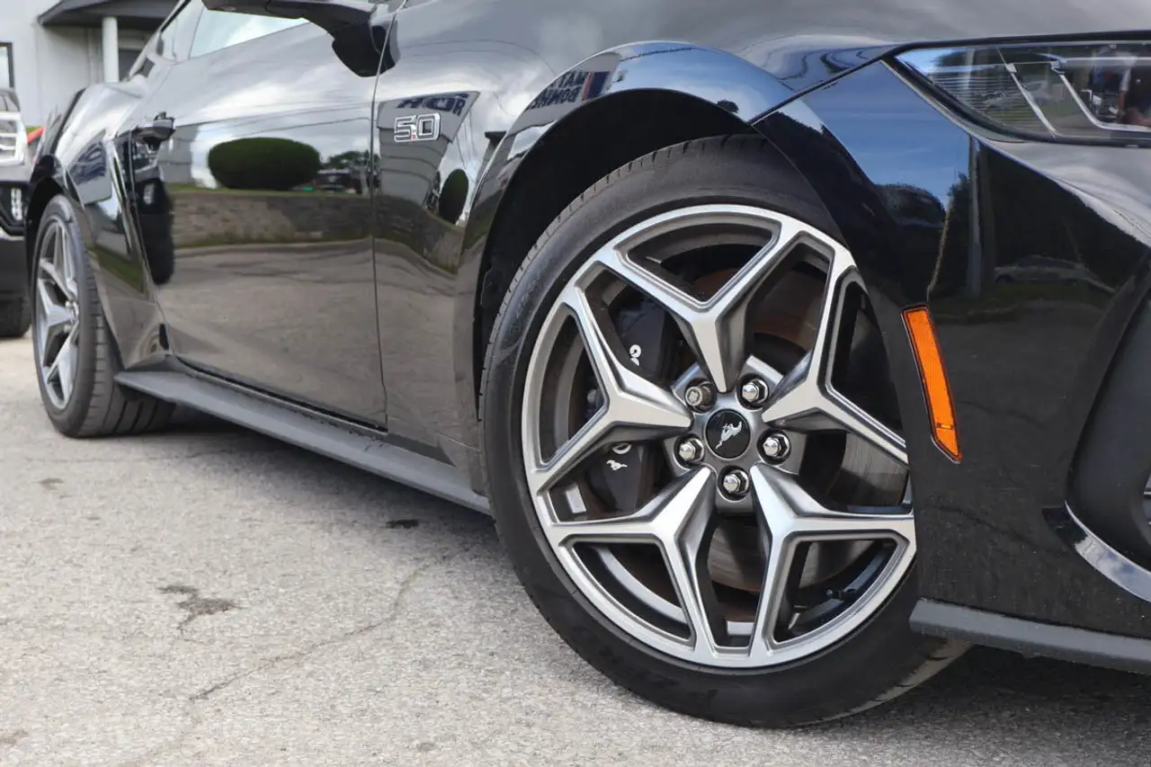 Ford Mustang - Image 9