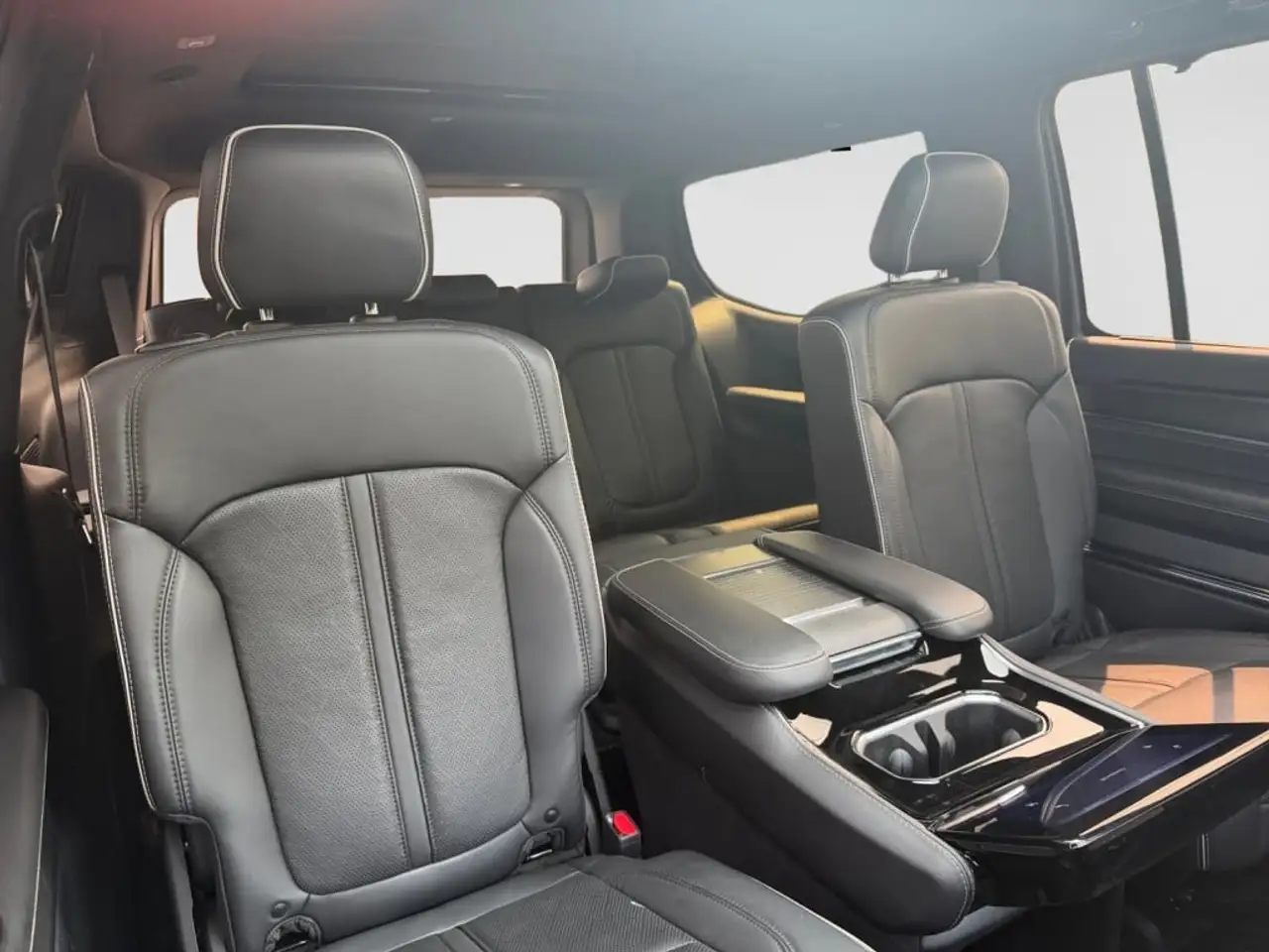 Jeep Grand Wagoneer - Image 18