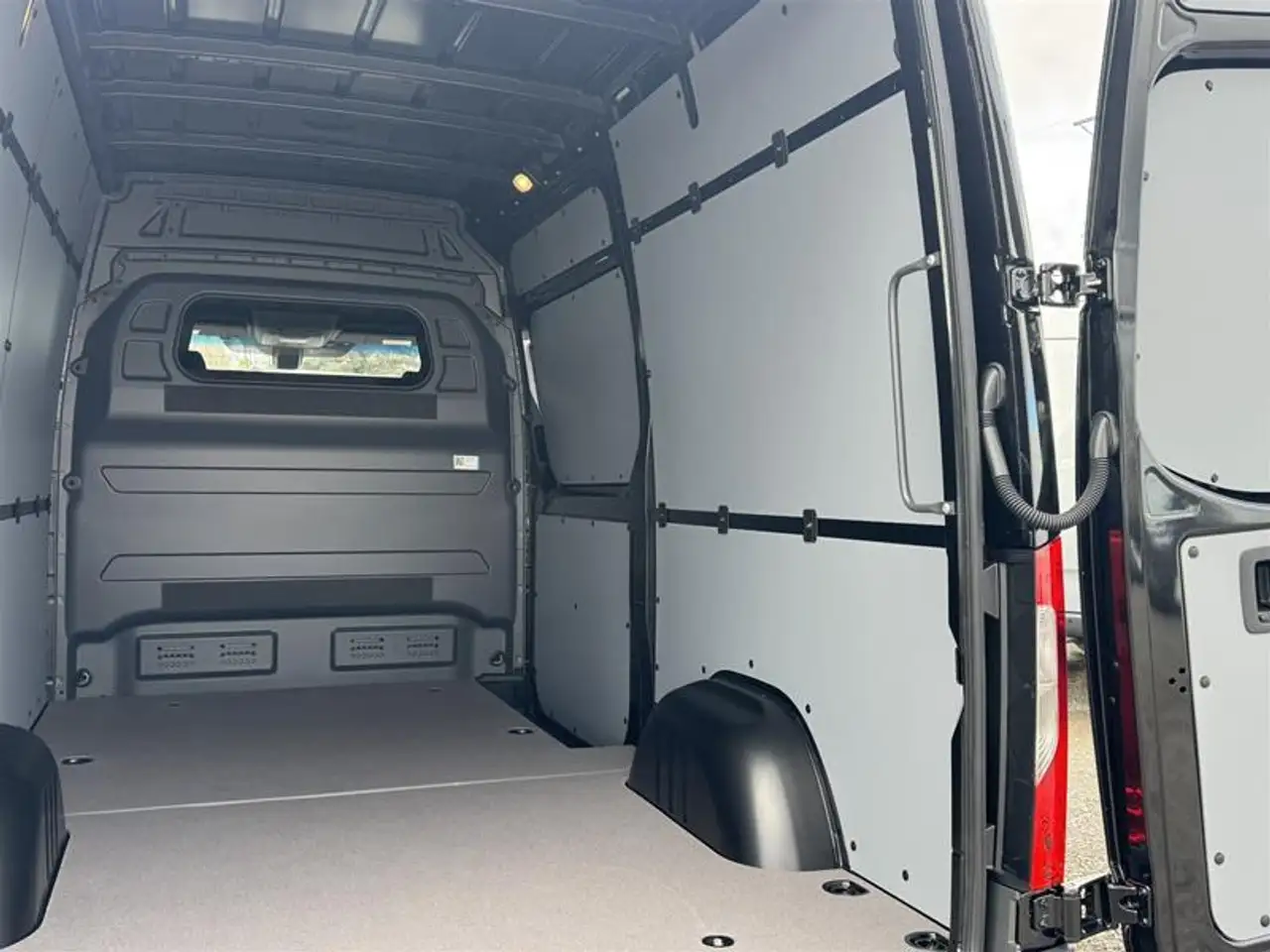 Mercedes-Benz Sprinter - Image 13