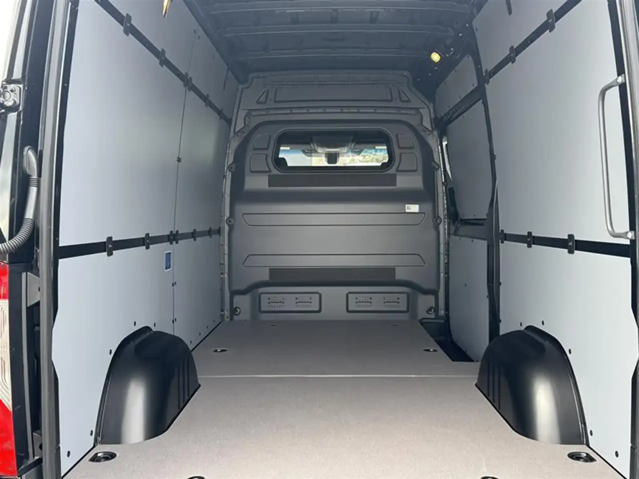 Mercedes-Benz Sprinter - Image 12