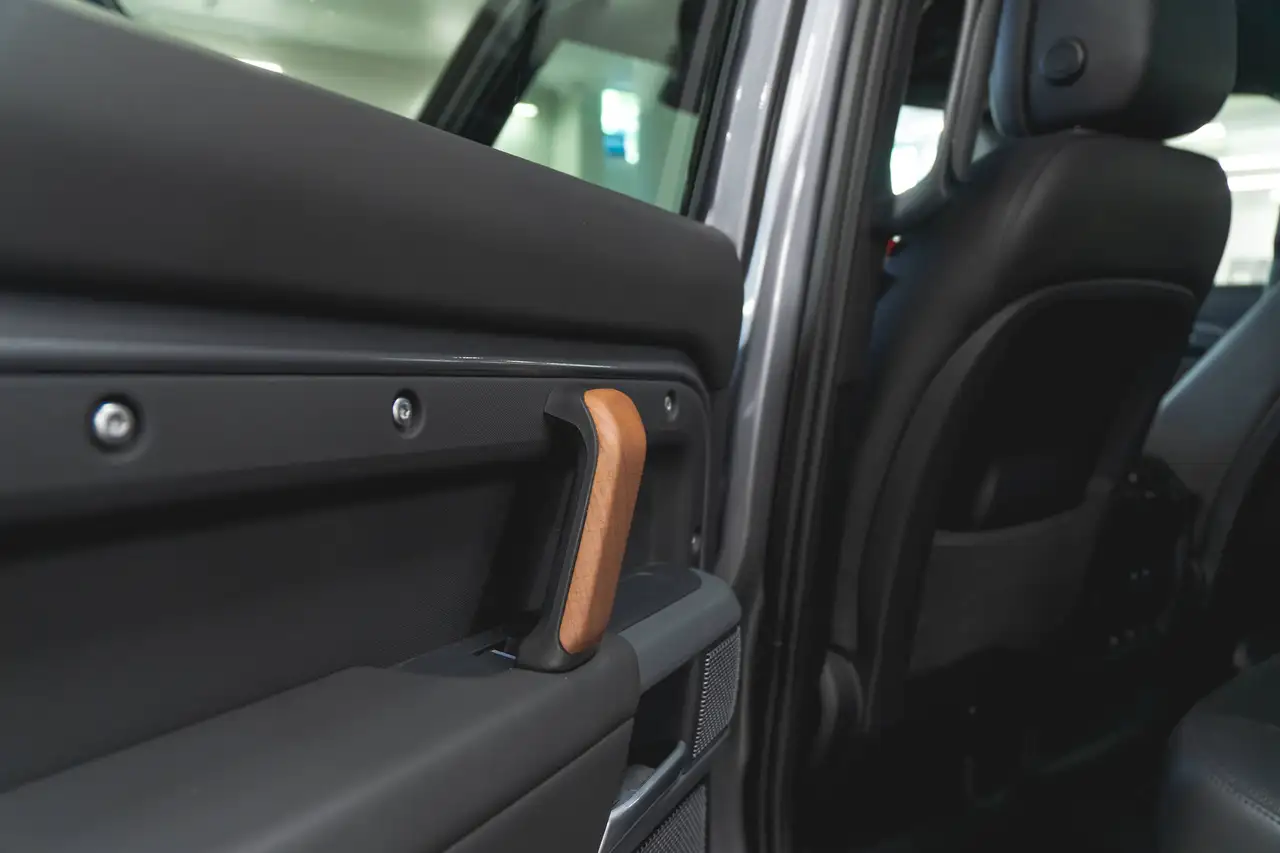 Land Rover Defender - Image 15