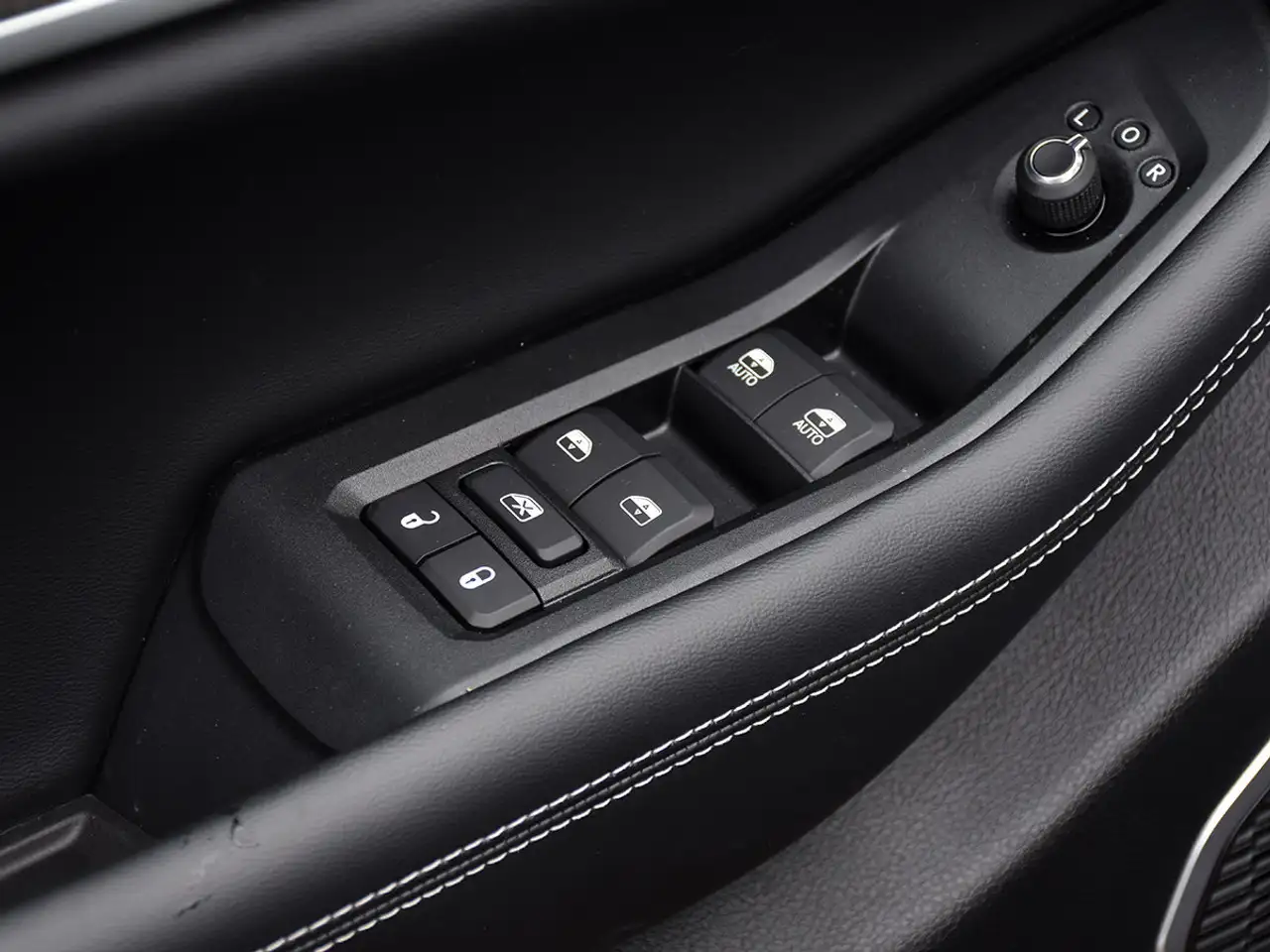 Jeep Grand Cherokee - Image 12