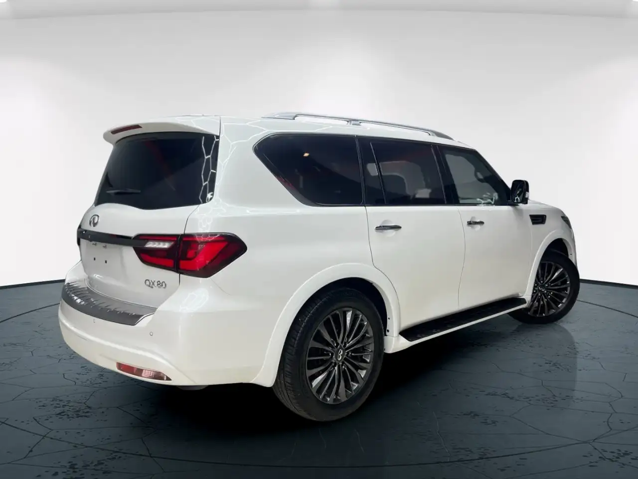 Infiniti QX80 - Image 11