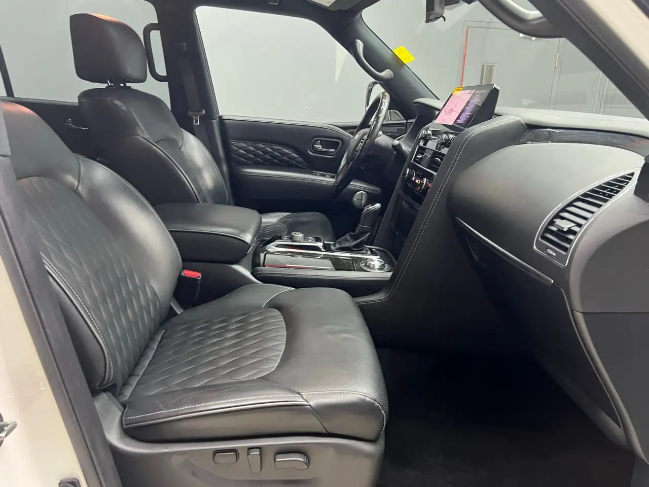 Infiniti QX80 - Image 27