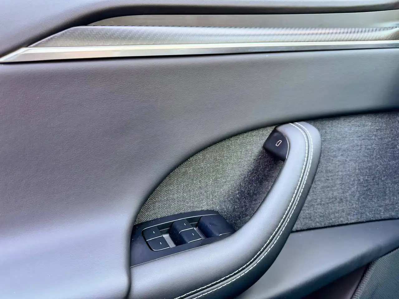 Tesla Model X - Image 11