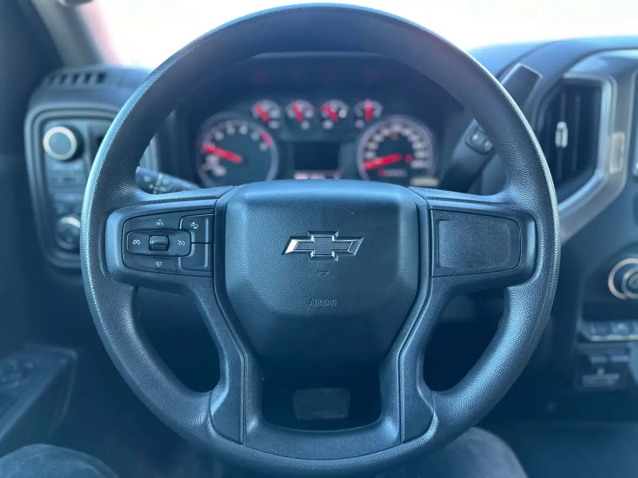 Chevrolet Silverado 1500 - Image 17
