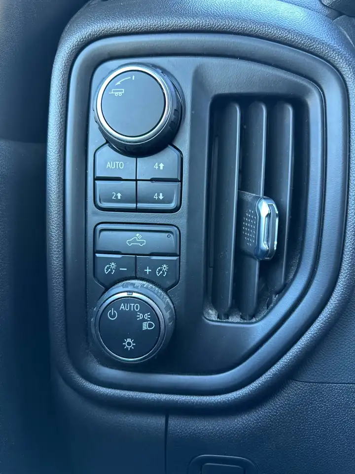 Chevrolet Silverado 1500 - Image 23