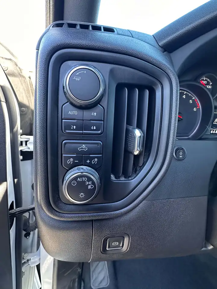 Chevrolet Silverado 1500 - Image 25