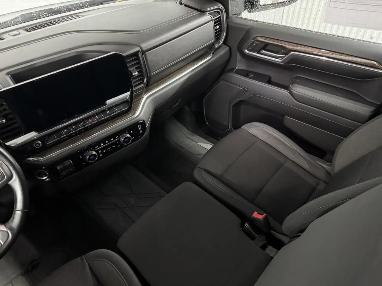 Chevrolet Silverado 1500 - Image 21
