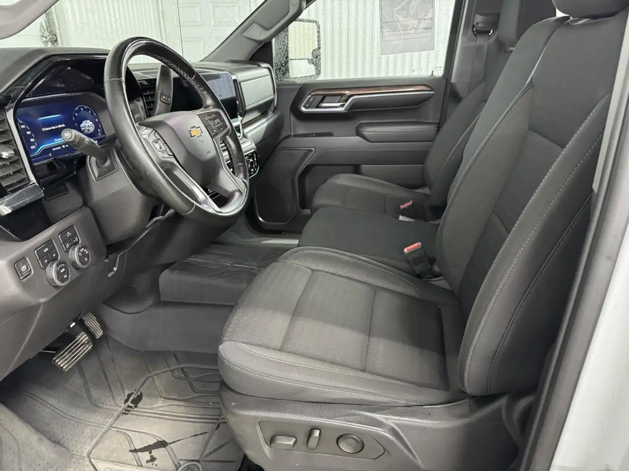 Chevrolet Silverado 1500 - Image 14