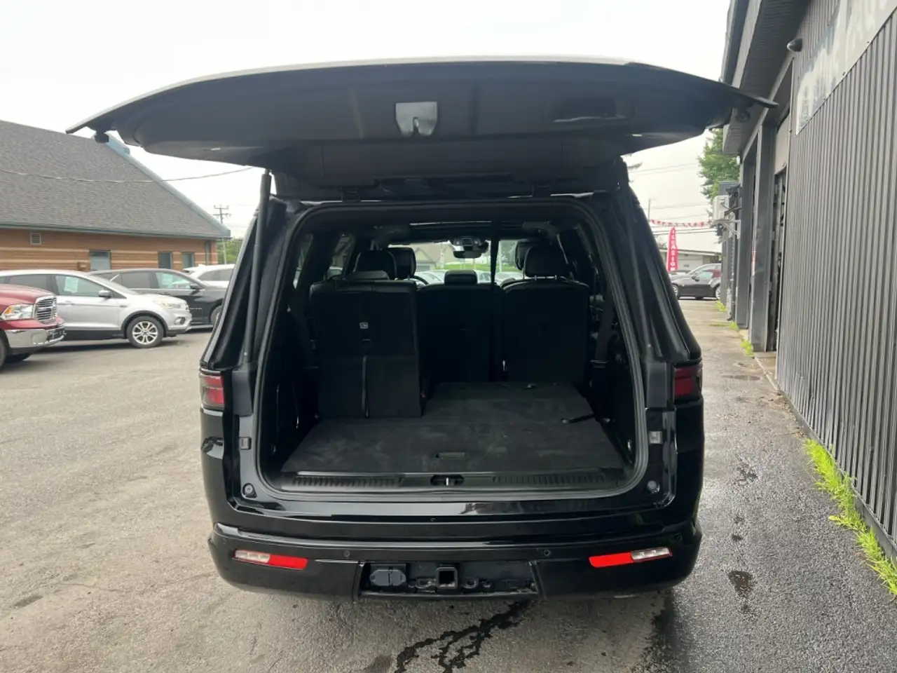 Jeep Wagoneer - Image 18