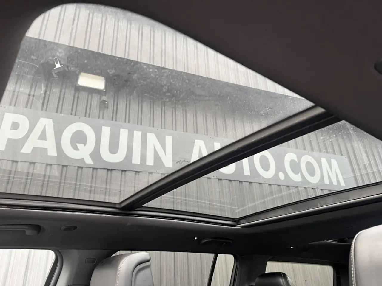 Jeep Wagoneer - Image 4